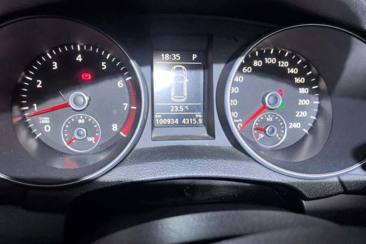 Used Volkswagen Golf 2012 1.4TSI Automatic Luxury Edition Odometer Close Up