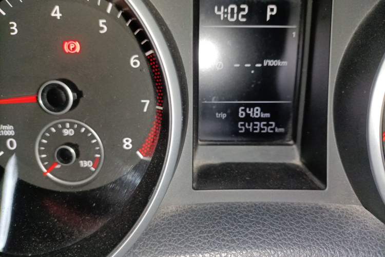 Used Volkswagen Golf 2012 1.6L Automatic Fashion Model Odometer Close Up