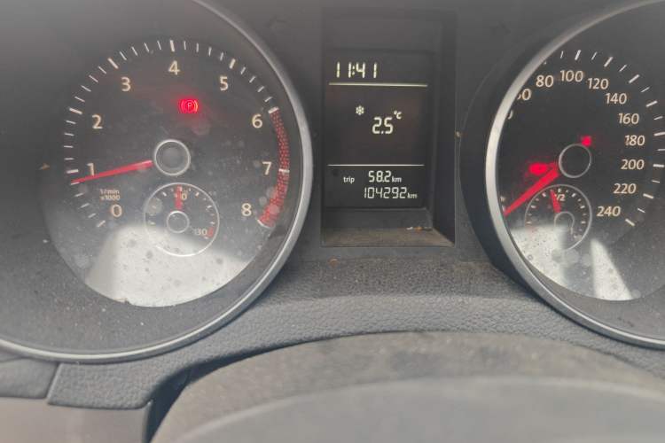 Used Volkswagen Golf 2012 1.6 Manual Fashion Edition Odometer Close Up