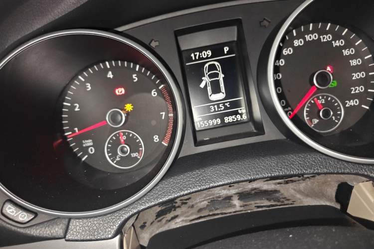 Used Volkswagen Golf 2012 1.4TSI Automatic Luxury Edition Odometer Close Up