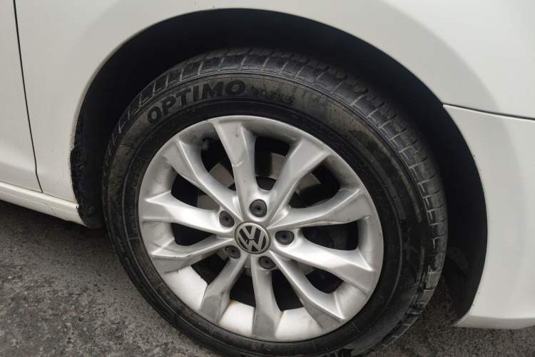 Used Volkswagen Golf 2012 1.6L Automatic Comfort Model Right Front Wheel Hub