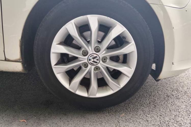 Used Volkswagen Golf 2012 1.6L Automatic Comfort Model Right Front Wheel Hub