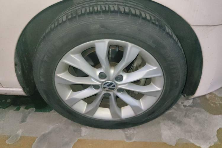 Used Volkswagen Golf 2012 1.4 TSI Automatic Comfort Edition Right Front Wheel Hub