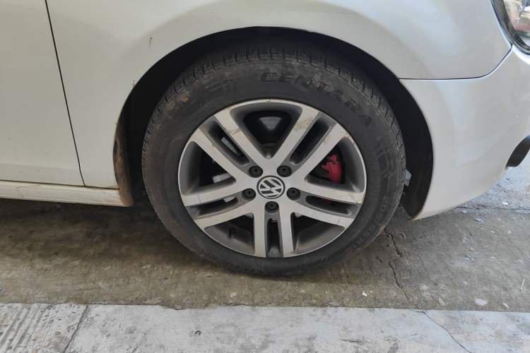 Used Volkswagen Golf 2012 1.4TSI Comfort Convertible Edition Right Front Wheel Hub
