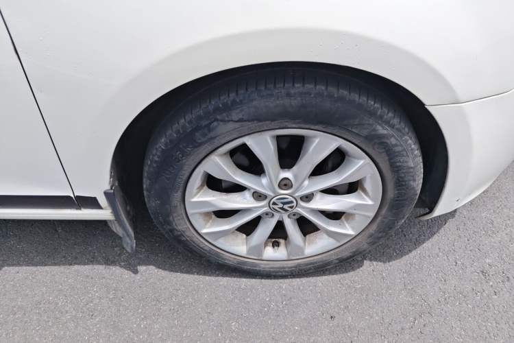 Used Volkswagen Golf 2012 1.4 TSI Automatic Comfort Edition Right Front Wheel Hub
