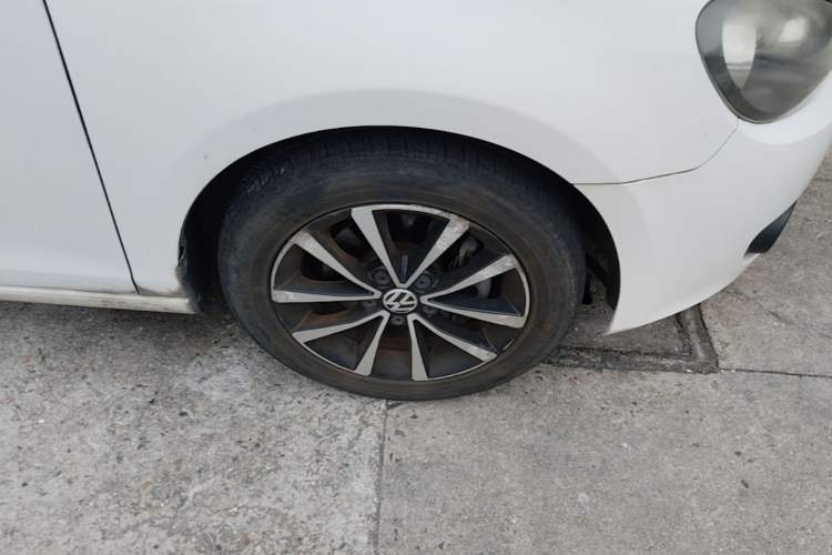 Used Volkswagen Golf 2012 1.4TSI Automatic Luxury Edition Right Front Wheel Hub