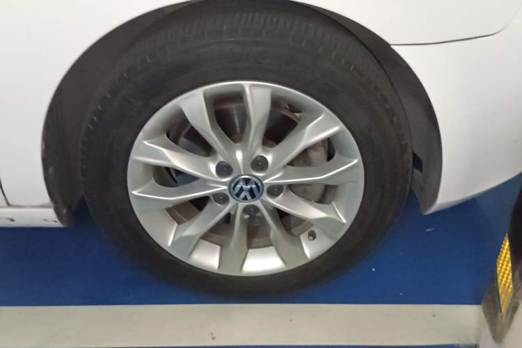 Used Volkswagen Golf 2012 1.4 TSI Automatic Comfort Edition Right Front Wheel Hub