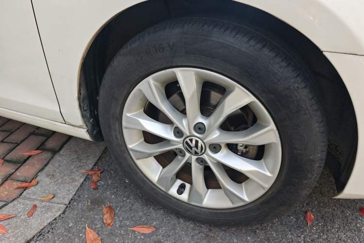 Used Volkswagen Golf 2012 1.6 Manual Comfort Edition Right Front Wheel Hub