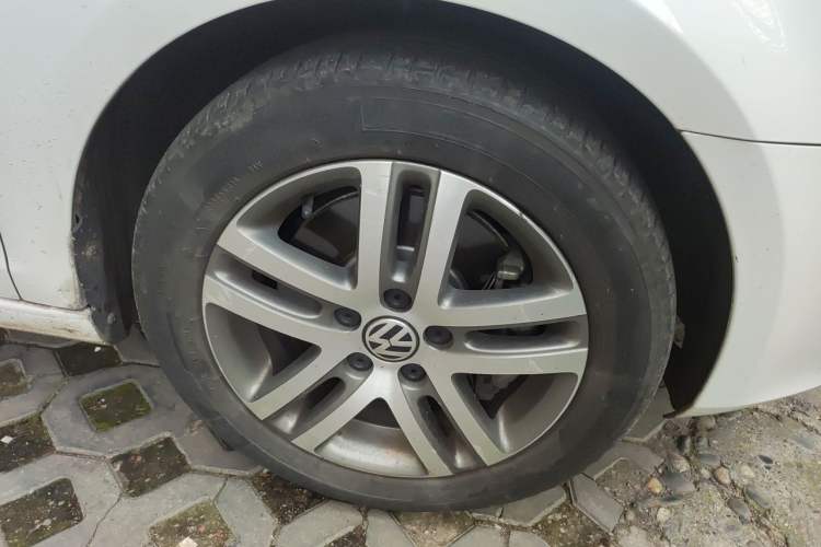 Used Volkswagen Golf 2012 1.4TSI Comfort Convertible Edition Right Front Wheel Hub
