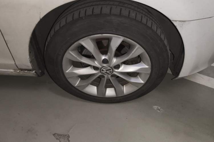 Used Volkswagen Golf 2012 1.6L Automatic Comfort Model Right Front Wheel Hub