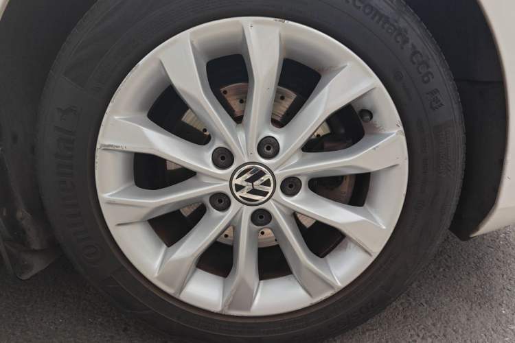 Used Volkswagen Golf 2012 1.6L Automatic Comfort Model Right Front Wheel Hub