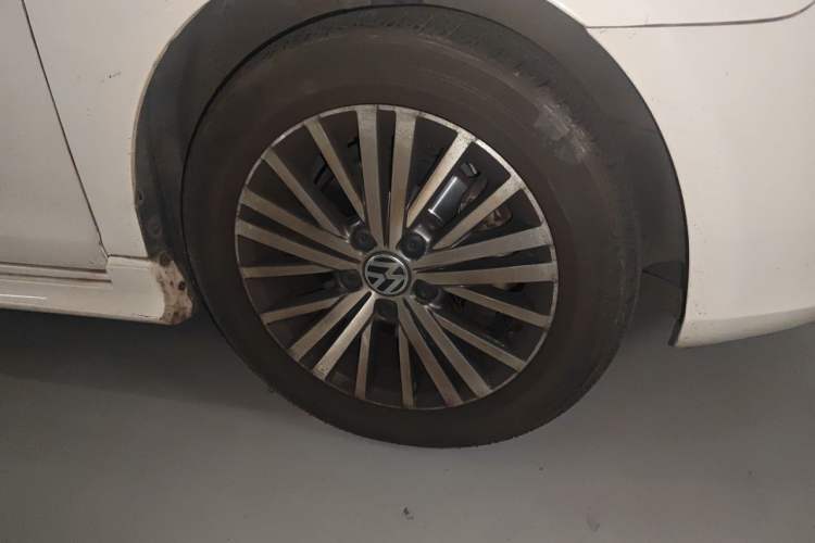 Used Volkswagen Golf 2012 1.4TSI Automatic Luxury Edition Right Front Wheel Hub