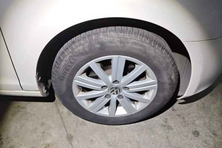 Used Volkswagen Golf 2012 1.6L Automatic Fashion Model Right Front Wheel Hub