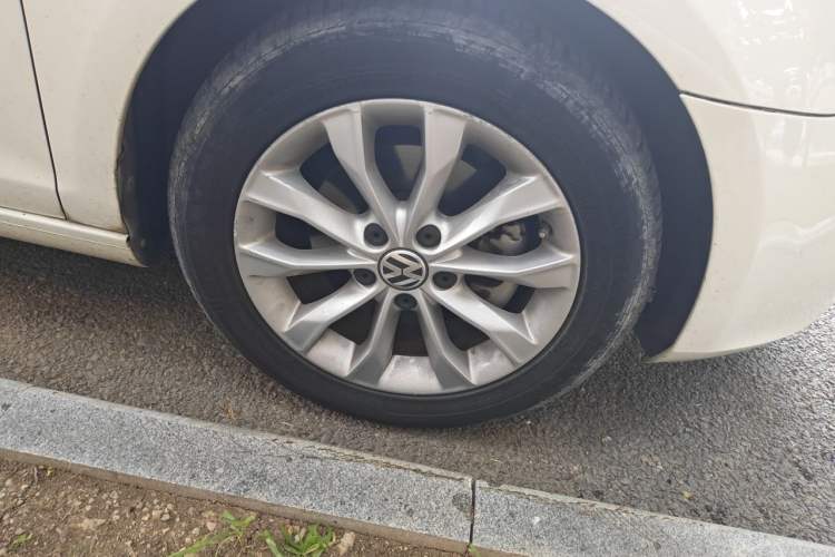Used Volkswagen Golf 2012 1.4 TSI Automatic Comfort Edition Right Front Wheel Hub