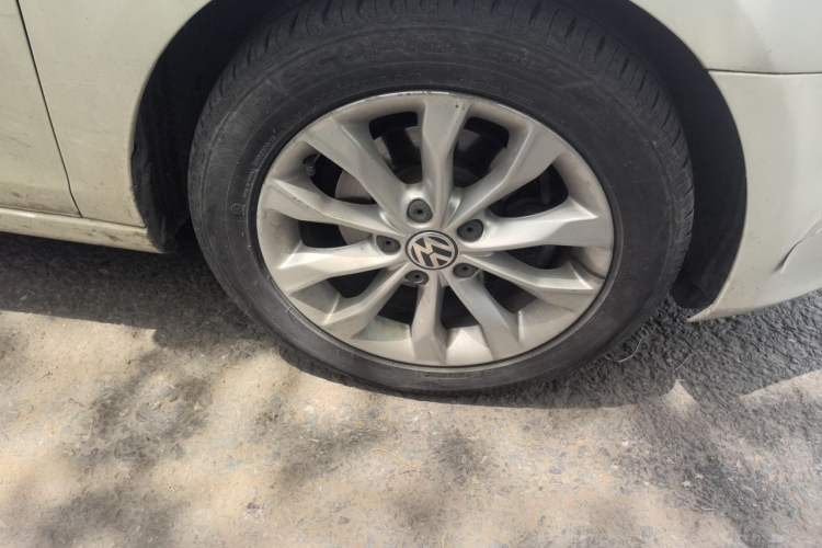 Used Volkswagen Golf 2012 1.6L Automatic Comfort Model Right Front Wheel Hub