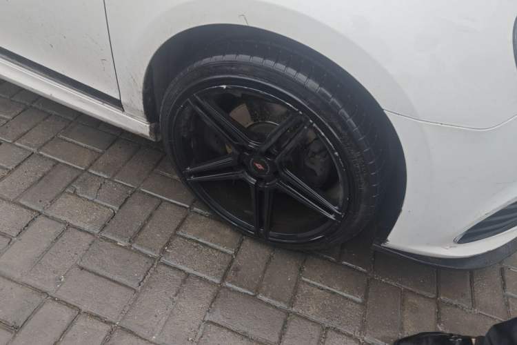 Used Volkswagen Golf 2012 1.4TSI Comfort Convertible Edition Right Front Wheel Hub