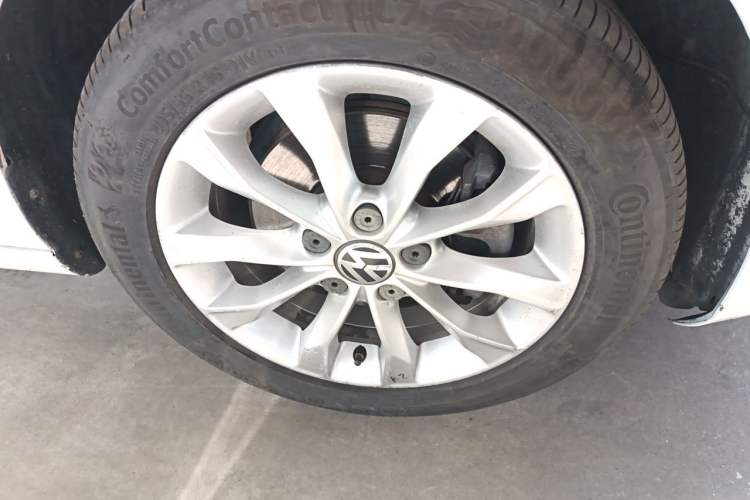Used Volkswagen Golf 2012 1.4 TSI Automatic Comfort Edition Right Front Wheel Hub