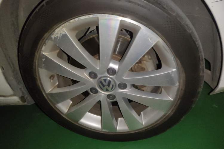 Used Volkswagen Golf 2012 1.4TSI Luxury Convertible Edition Right Front Wheel Hub