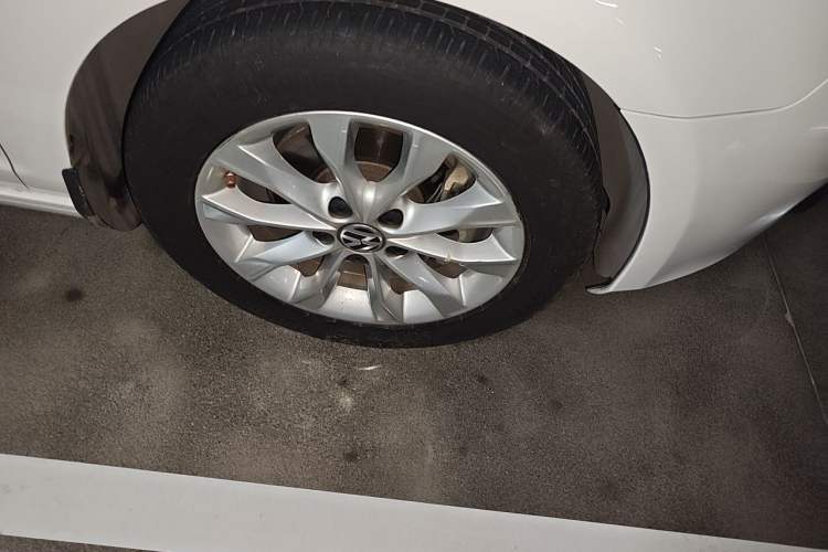 Used Volkswagen Golf 2012 1.4 TSI Automatic Comfort Edition Right Front Wheel Hub
