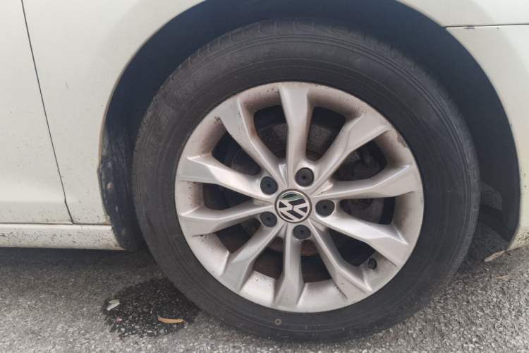 Used Volkswagen Golf 2012 1.6 Manual Comfort Edition Right Front Wheel Hub