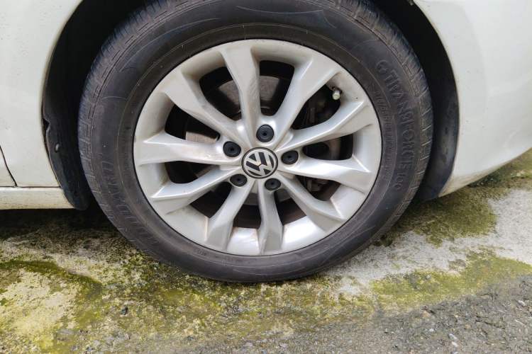 Used Volkswagen Golf 2012 1.4 TSI Automatic Comfort Edition Right Front Wheel Hub