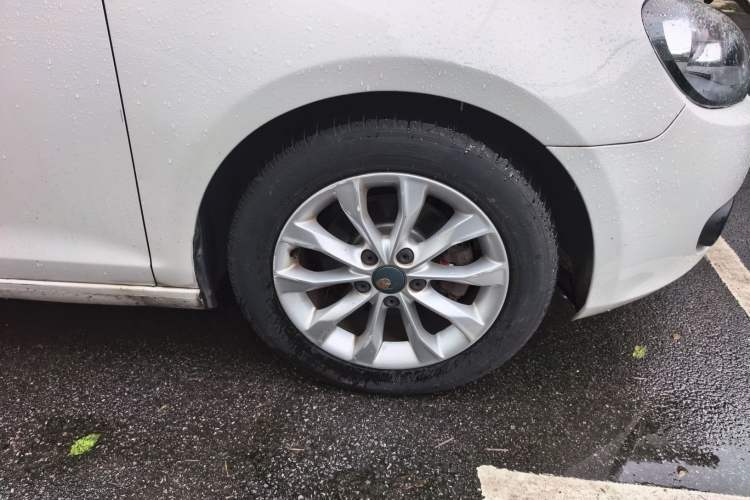 Used Volkswagen Golf 2012 1.6L Automatic Comfort Model Right Front Wheel Hub