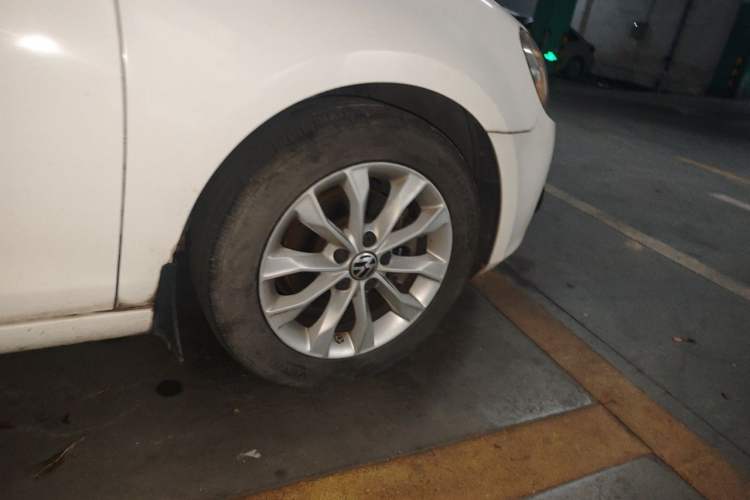 Used Volkswagen Golf 2012 1.4 TSI Automatic Comfort Edition Right Front Wheel Hub