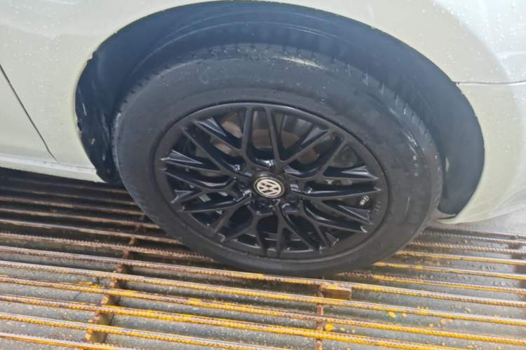 Used Volkswagen Golf 2012 1.6L Automatic Comfort Model Right Front Wheel Hub
