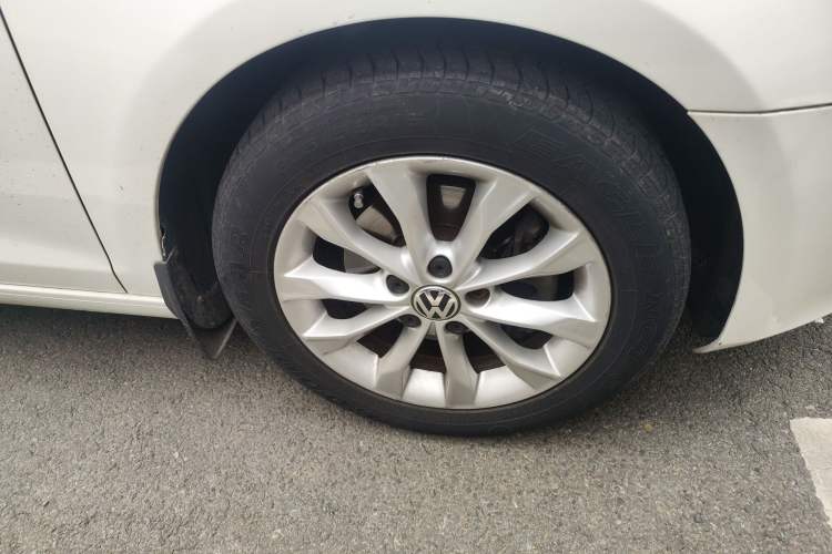 Used Volkswagen Golf 2012 1.4 TSI Automatic Comfort Edition Right Front Wheel Hub