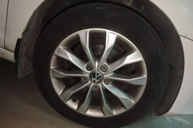 Used Volkswagen Golf 2012 1.6L Automatic Comfort Model Right Front Wheel Hub