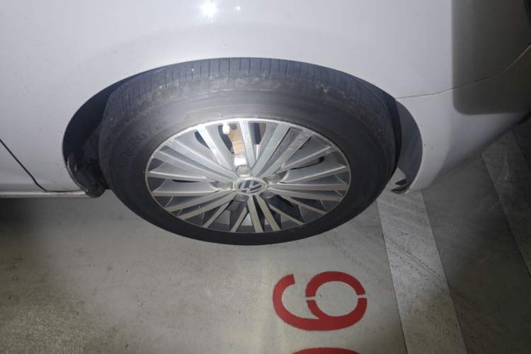 Used Volkswagen Golf 2012 1.4TSI Automatic Luxury Edition Right Front Wheel Hub
