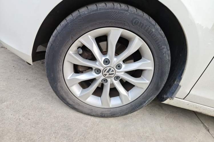Used Volkswagen Golf 2012 1.6L Automatic Comfort Model Right Front Wheel Hub