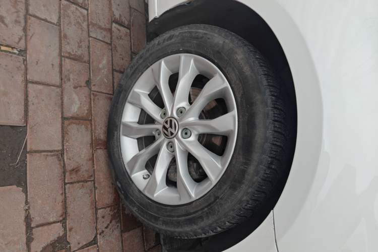 Used Volkswagen Golf 2012 1.6L Automatic Comfort Model Right Front Wheel Hub
