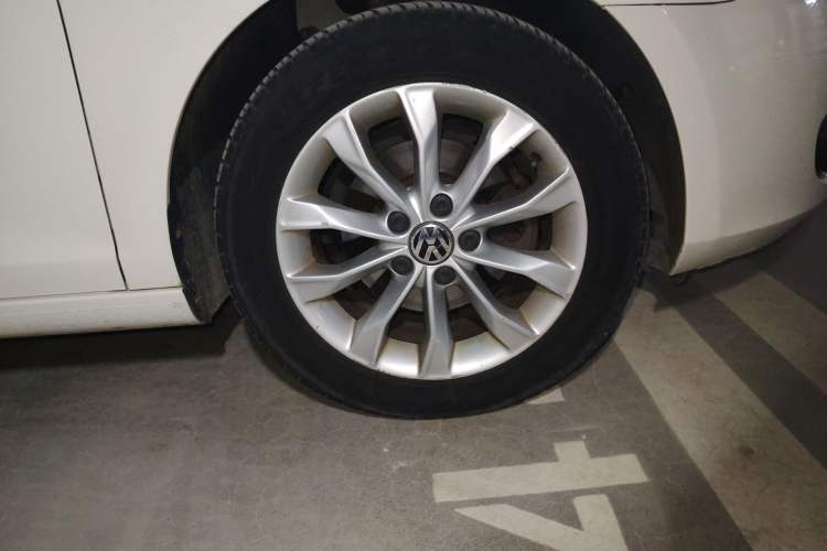 Used Volkswagen Golf 2012 1.6L Automatic Comfort Model Right Front Wheel Hub