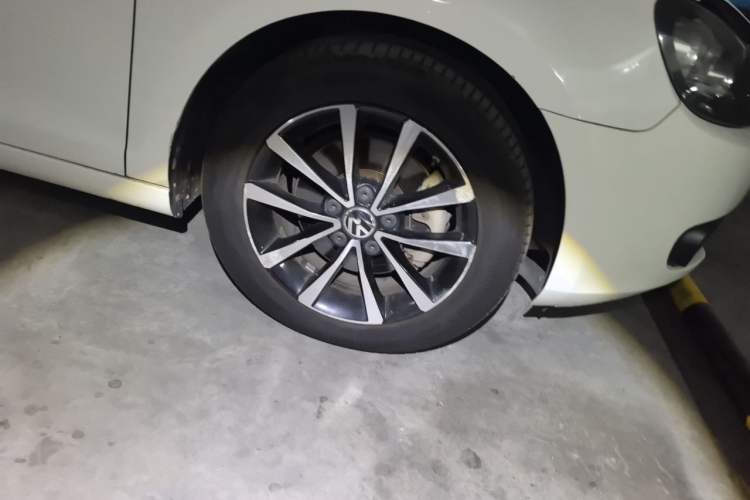 Used Volkswagen Golf 2012 1.4TSI Automatic Luxury Edition Right Front Wheel Hub