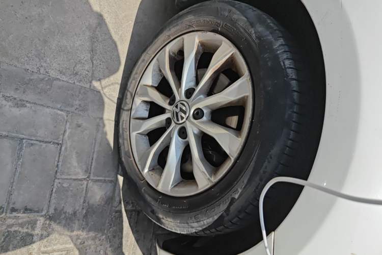 Used Volkswagen Golf 2012 1.4 TSI Automatic Comfort Edition Right Front Wheel Hub