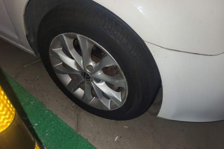 Used Volkswagen Golf 2012 1.4 TSI Automatic Comfort Edition Right Front Wheel Hub