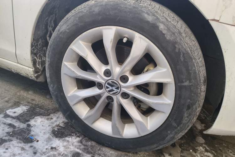 Used Volkswagen Golf 2012 1.4 TSI Automatic Comfort Edition Right Front Wheel Hub