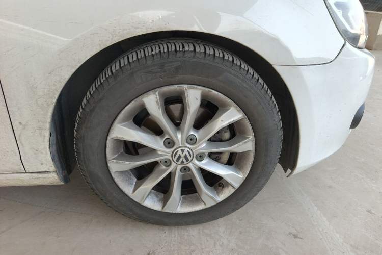 Used Volkswagen Golf 2012 1.4 TSI Automatic Comfort Edition Right Front Wheel Hub