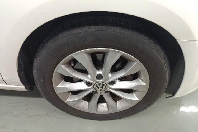 Used Volkswagen Golf 2012 1.4 TSI Automatic Comfort Edition Right Front Wheel Hub