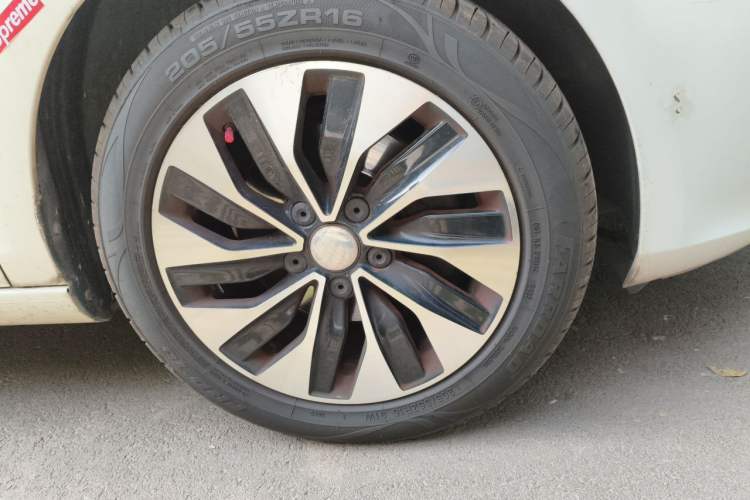 Used Volkswagen Golf 2012 1.4 TSI Automatic Comfort Edition Right Front Wheel Hub