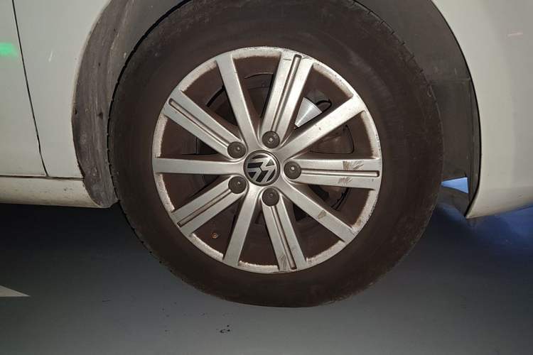 Used Volkswagen Golf 2012 1.6L Automatic Fashion Model Right Front Wheel Hub