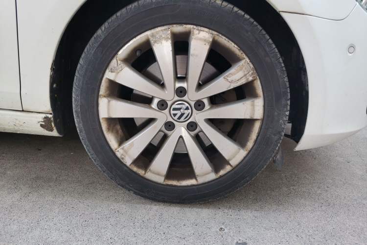 Used Volkswagen Golf 2012 1.4TSI Luxury Convertible Edition Right Front Wheel Hub