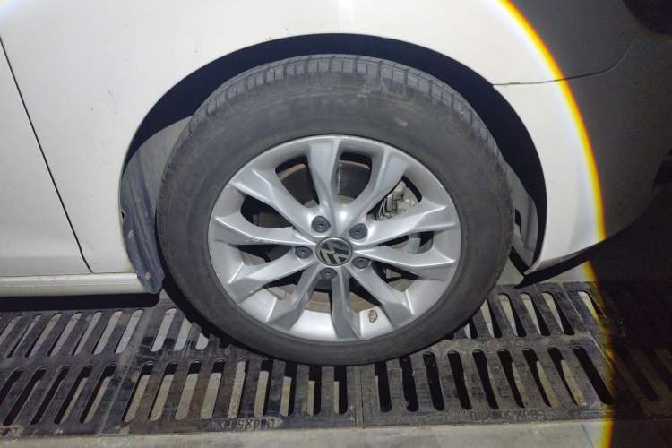Used Volkswagen Golf 2012 1.4 TSI Automatic Comfort Edition Right Front Wheel Hub