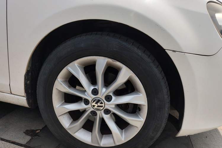 Used Volkswagen Golf 2012 1.6 Manual Comfort Edition Right Front Wheel Hub