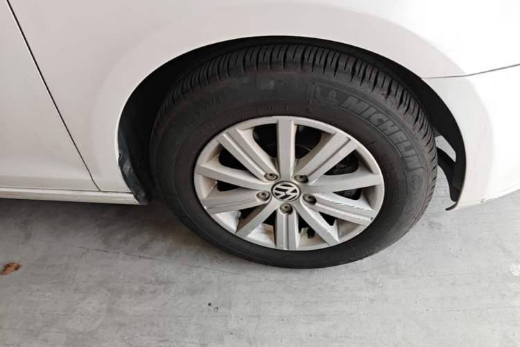 Used Volkswagen Golf 2012 1.6L Automatic Fashion Model Right Front Wheel Hub