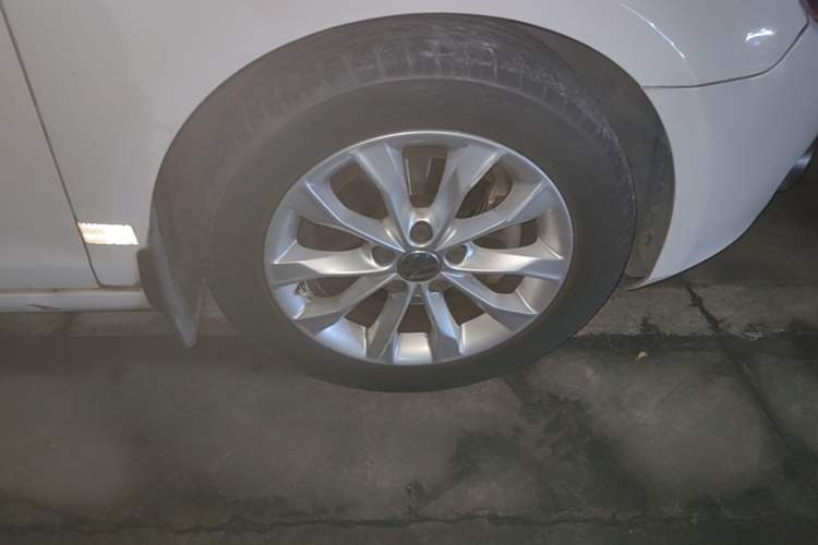 Used Volkswagen Golf 2012 1.4 TSI Automatic Comfort Edition Right Front Wheel Hub