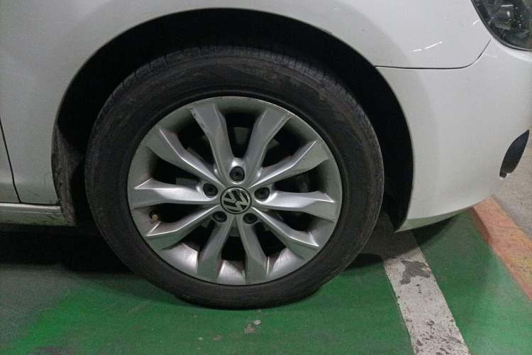 Used Volkswagen Golf 2012 1.6L Automatic Comfort Model Right Front Wheel Hub