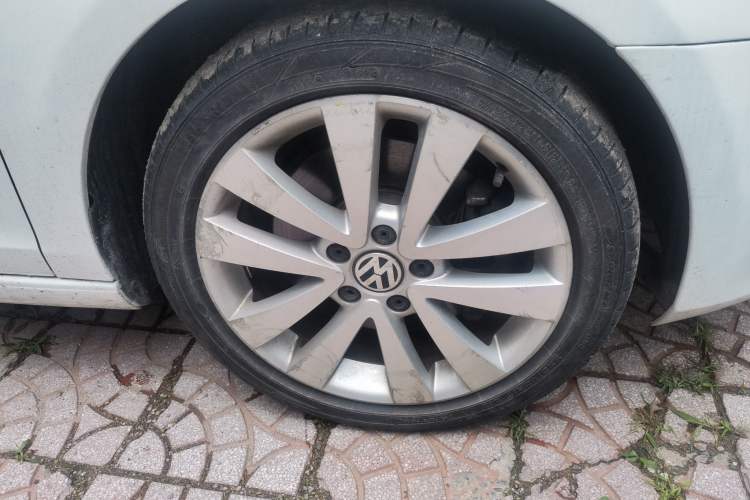 Used Volkswagen Golf 2012 1.4TSI Luxury Convertible Edition Right Front Wheel Hub