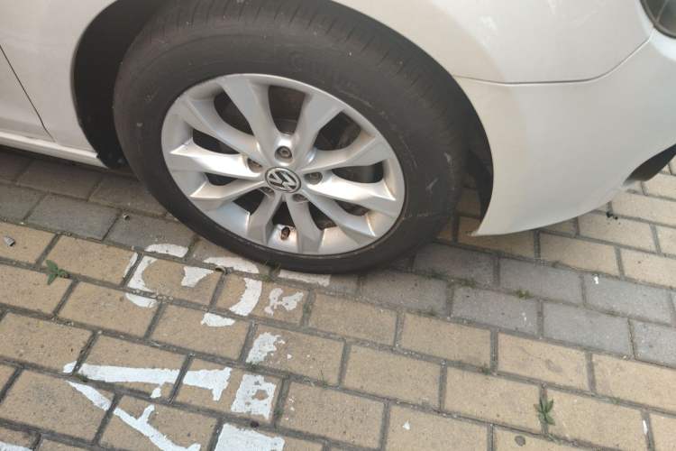 Used Volkswagen Golf 2012 1.4 TSI Automatic Comfort Edition Right Front Wheel Hub